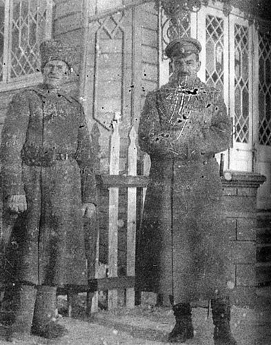47. Аксюта с солдатом охраны.jpg